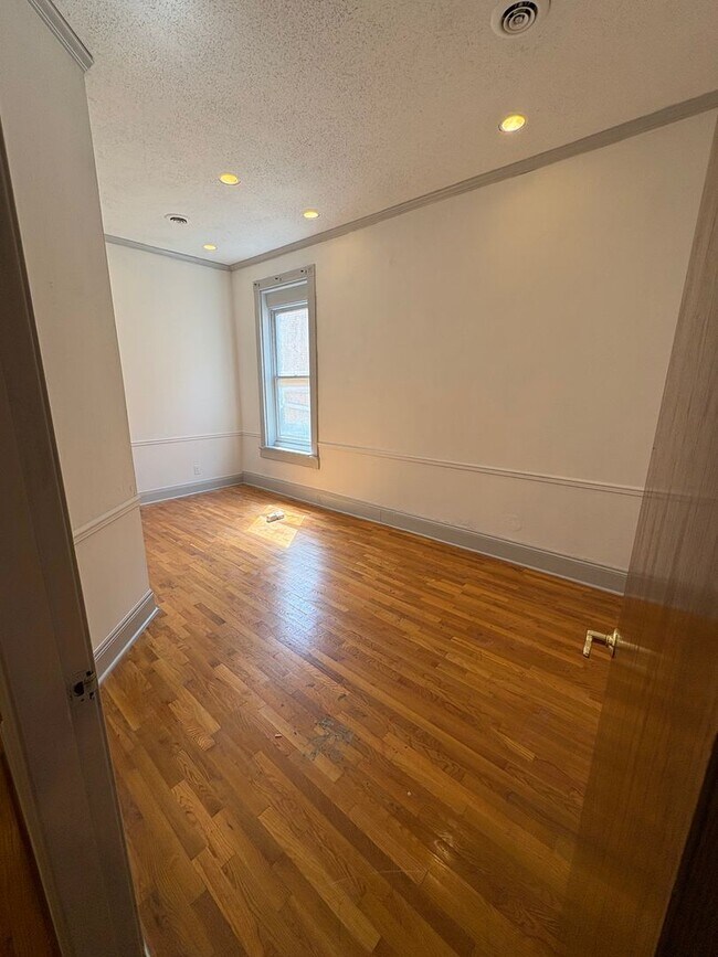 Building Photo - 201 Summit Loft