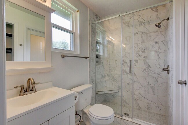 Building Photo - 729 Welsey Dr