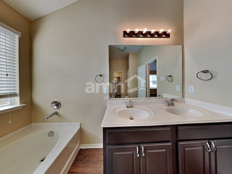 Building Photo - 2020 Fairview Dr