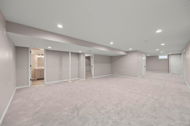 Building Photo - 5935 Pondview Ct