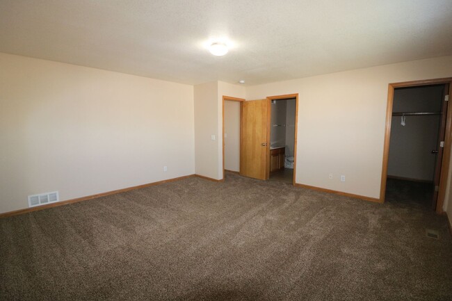 Building Photo - AWESOME 3 BEDROOM HOME CLOSE TO FORT RILEY
