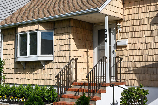 Building Photo - 904 Claridge Dr