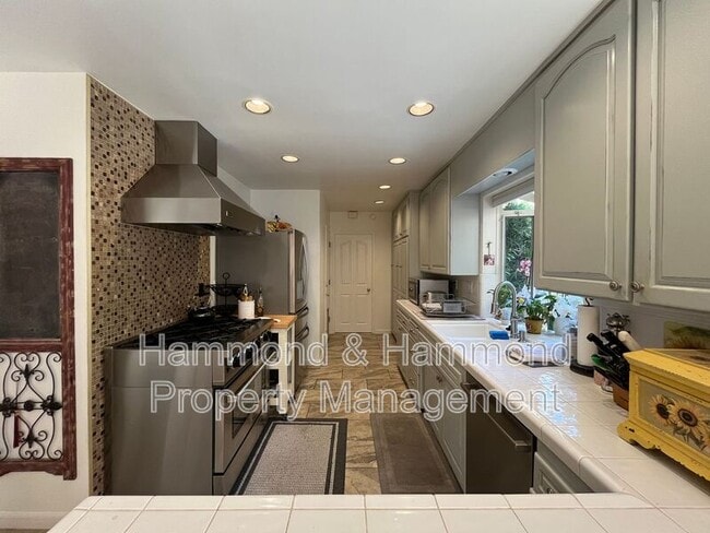 Building Photo - 8422 Fable Ave