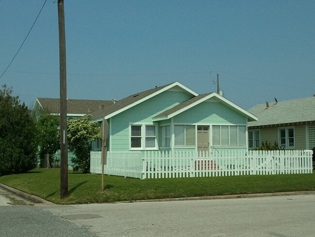 Half block to Seawall! Water View from th... - Half block to Seawall!  Water View from th...