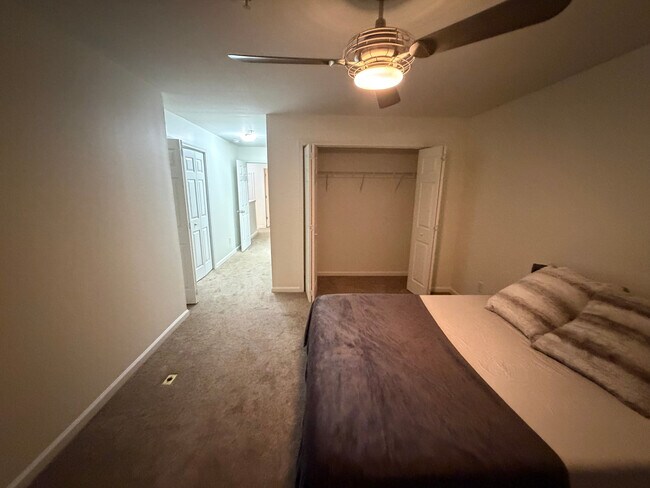 Building Photo - Room in Condo on Donatello Avenue