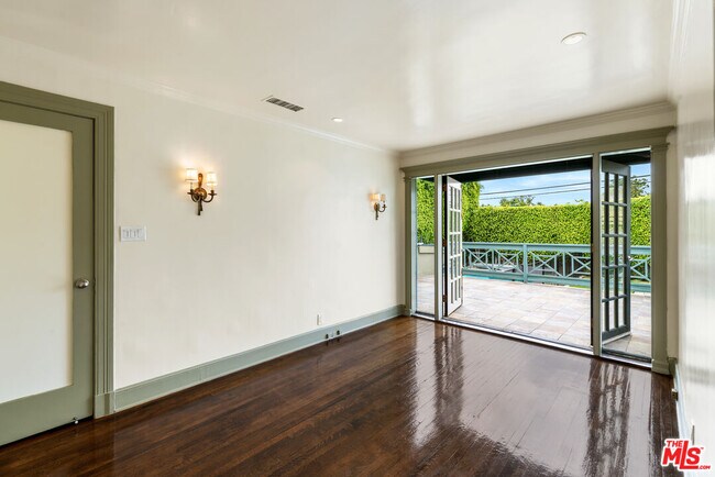 Building Photo - 803 N Rexford Dr