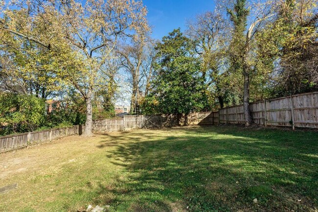 Building Photo - Amazing Anacostia 3 Bedroom with Parking I...