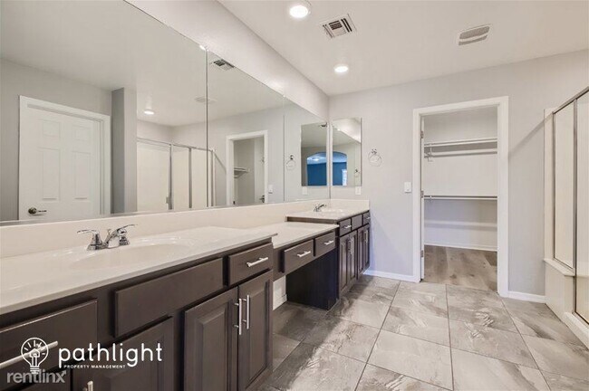 Building Photo - 4 br, 2.5 bath House - 12042 W Fillmore St...