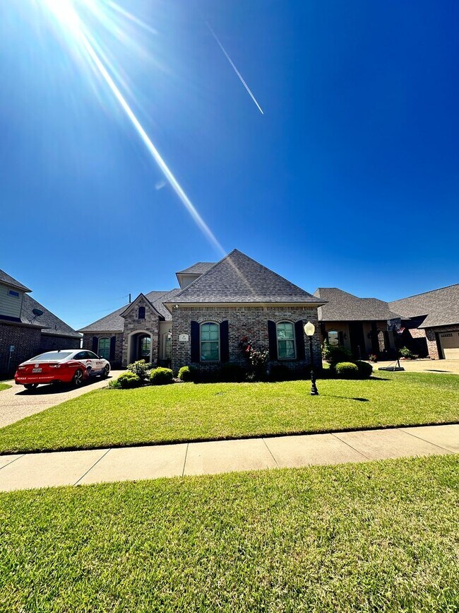 Building Photo - Gated community with community POOL!!!!