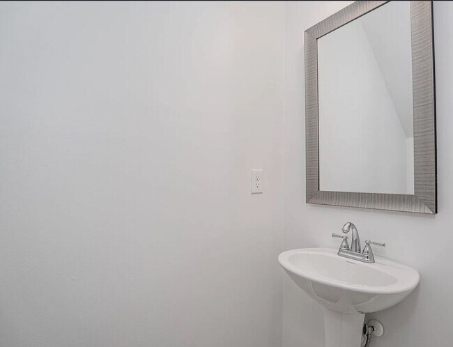 Building Photo - Spacious 3-Bed, 2.5-Bath End Unit Townhome