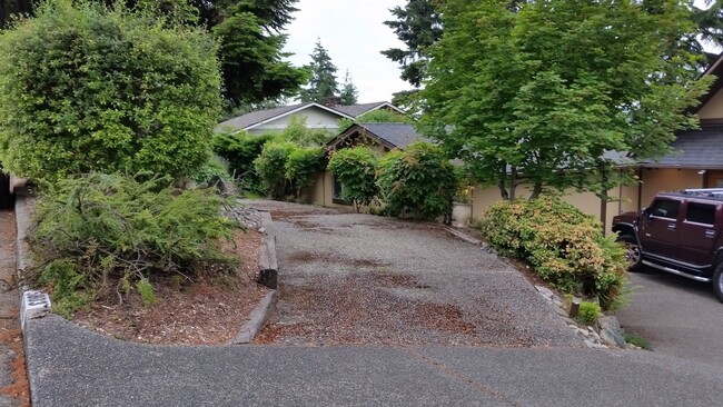 Building Photo - Exquisite 4 Bed, 2.5 bath in Bellevue with...