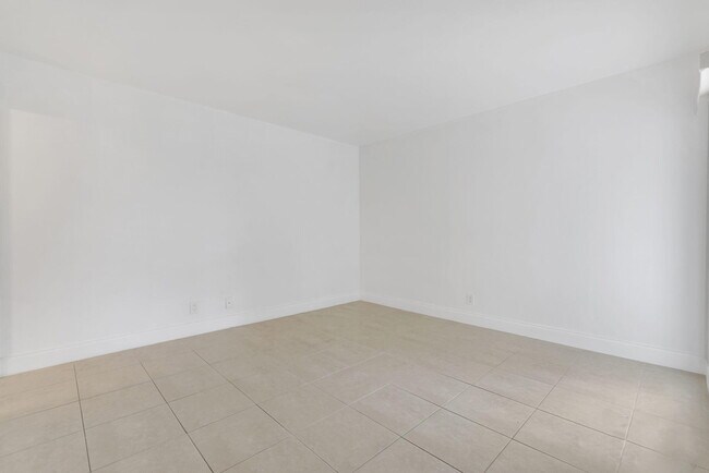 Building Photo - 3040 NE 16th Ave