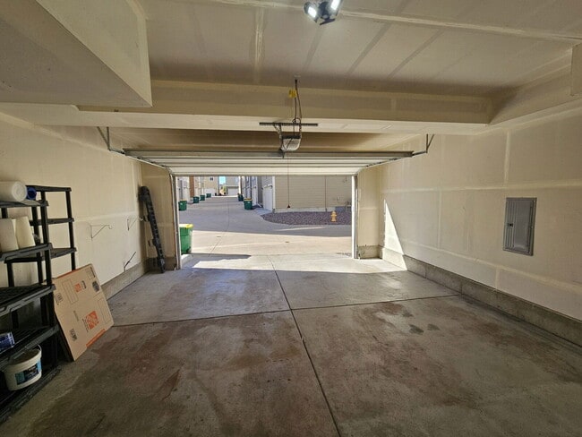 Building Photo - 3618 Maldives Dr