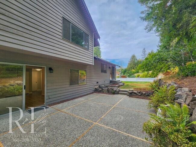 Building Photo - Spacious Tri-Level in East Bremerton | Cor...