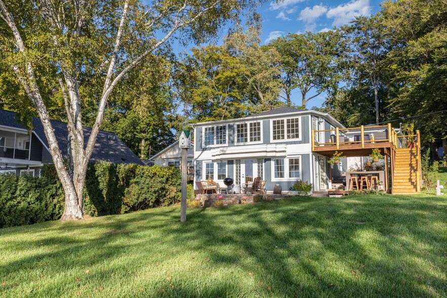 Building Photo - 15305 Silver Beach Dr