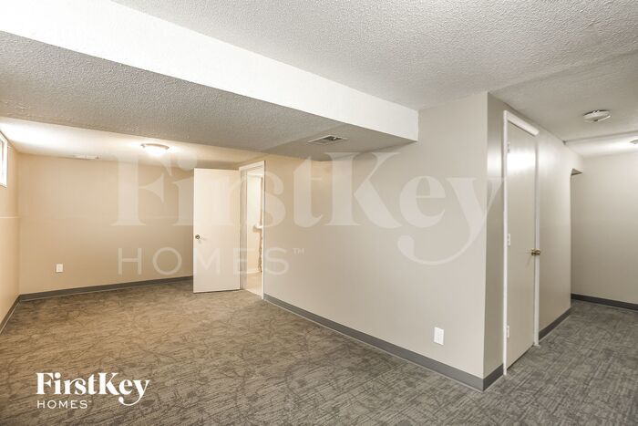 Building Photo - 7625 NW Milrey Dr