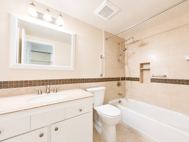 Building Photo - Live Next to Washington Park! Spacious 2-Bedroom Condo with Pool!