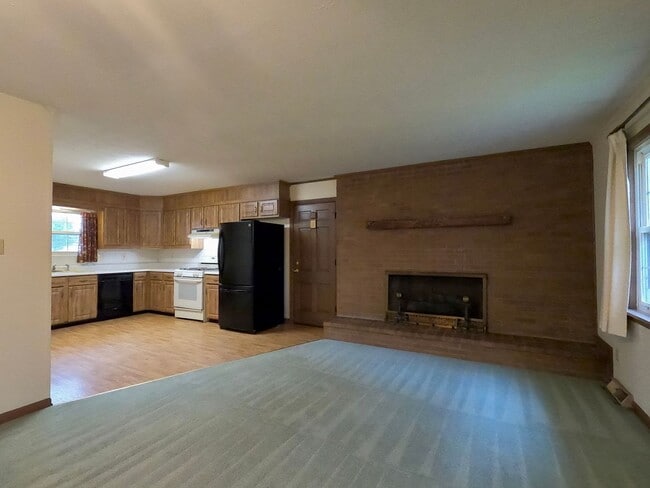 Building Photo - ALL ONE LEVEL IN THE HALLS COMMUNITY! 2 BD...