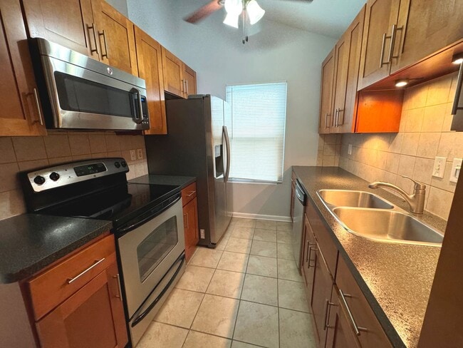 Building Photo - End unit Townhome in the heart of Chesapeake! Available Late July