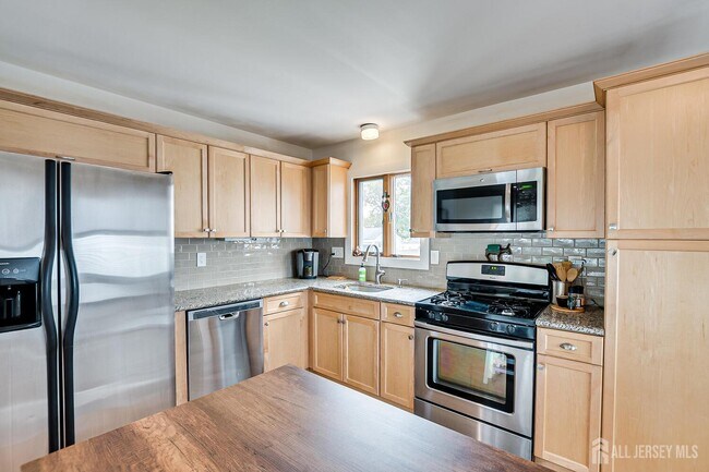 Building Photo - 1331 Sunset Ave