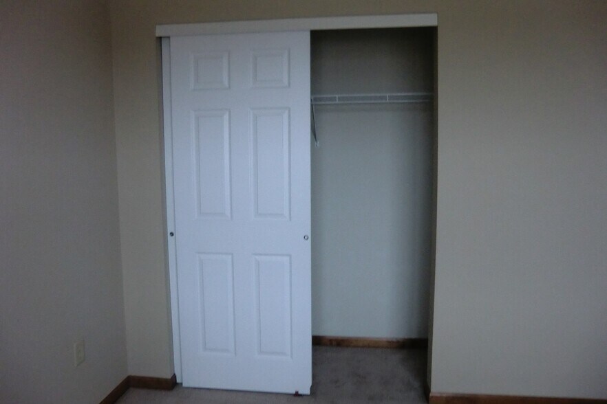 Building Photo - 2135 Suncrest