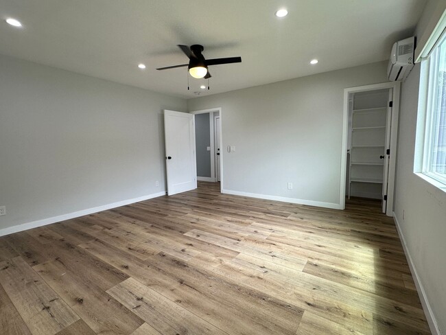 Building Photo - Beautiful, Modern, Upgraded 3 Bedroom 3 Ba...