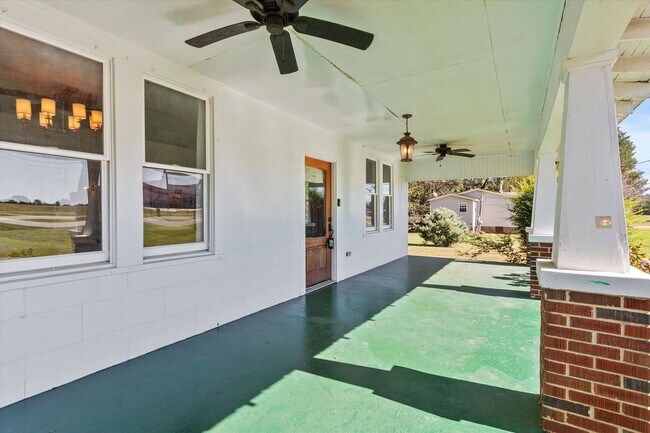 Building Photo - ASK ABOUT FREE RENT! Country Classic with Modern Convenience! Low maintenance!