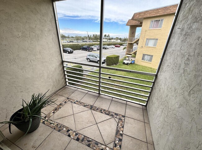 Building Photo - 600 Village Green Ct