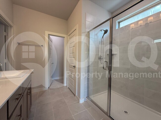 Building Photo - 405 Loganberry Dr
