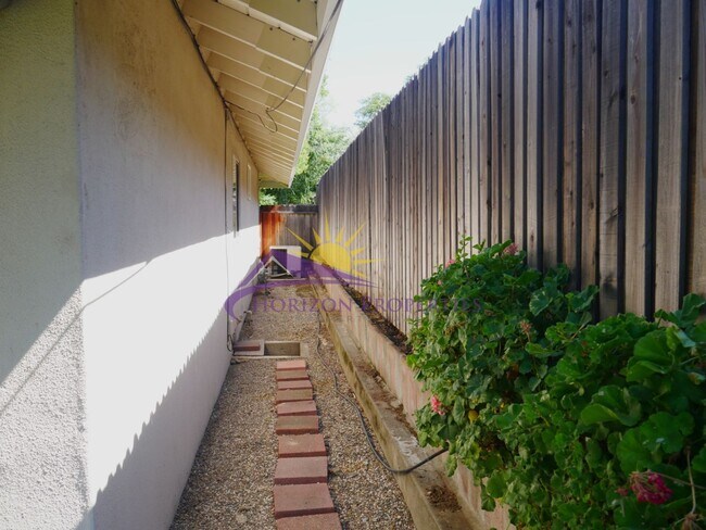 Building Photo - Remodeled 3 Bed 2 Bath 1,215 Sq Ft Citrus Heights Home
