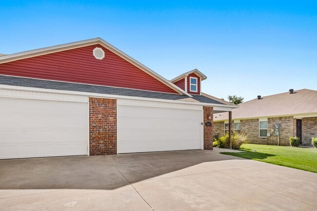 Building Photo - Beautiful and Spacious Home!