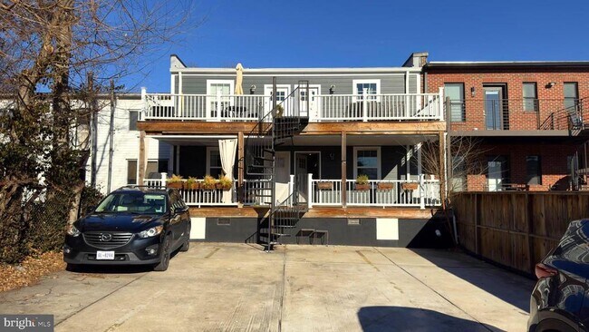 Building Photo - 709 Jackson St NE