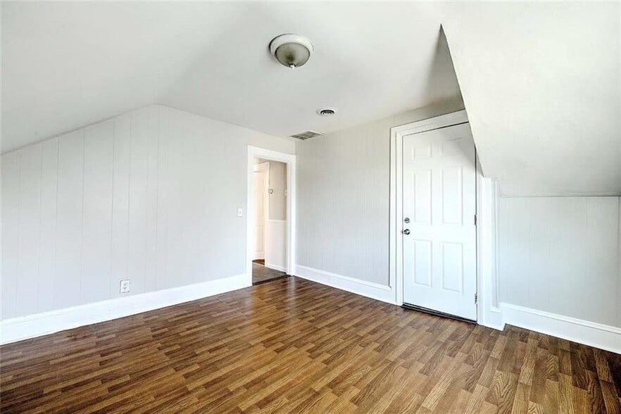 Building Photo - 24 Ida St