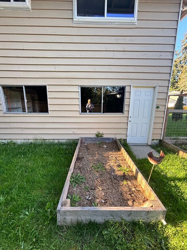 Building Photo - Gorgeous 4-Bd House | Huge Deck, Huge Fenced Yard, & Bonus Room!