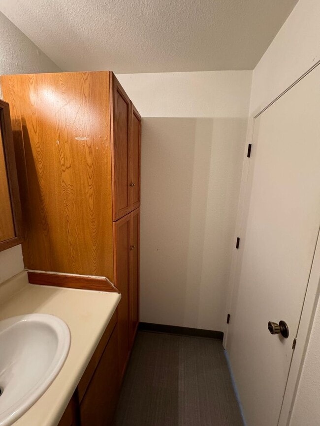 Building Photo - 1 BD, 1 BA Apartment Nestled Back on a Cul-de-Sac