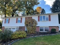 Building Photo - Spacious 3bed 3 bath Split-Level in Bethel...