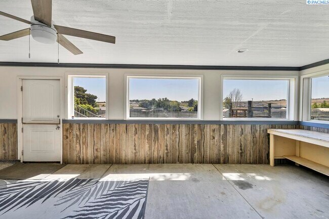 Building Photo - 141 S Travis Ln