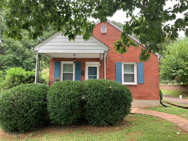 Primary Photo - One Level Home off Fort Avenue