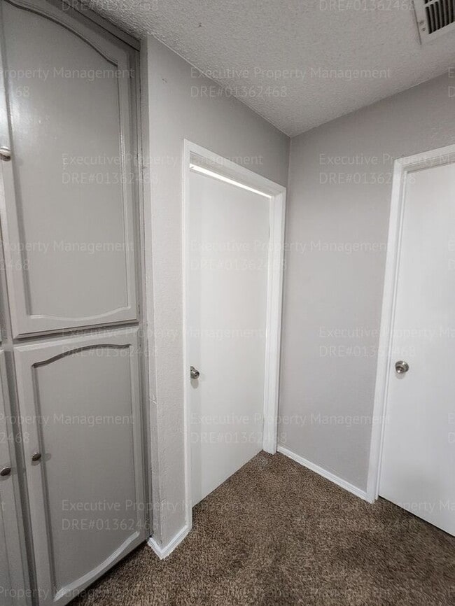 Building Photo - Charming 3 bedrooms/ 2.5 bathroom home.