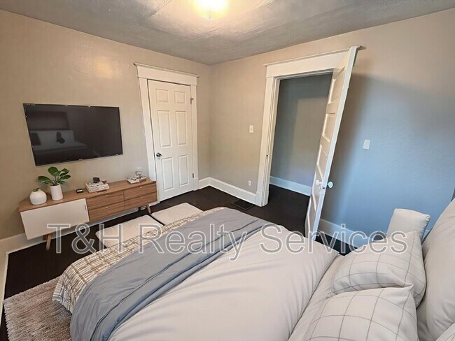 Building Photo - 1624 Yandes St