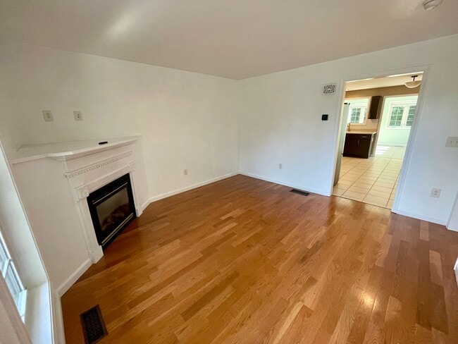 Building Photo - 2-Bed Single Family in New London!