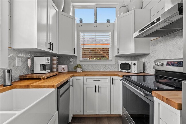 Building Photo - 4734 Oleander St