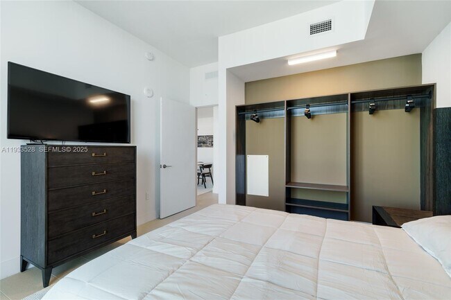 Building Photo - 601 NE 1st Ave