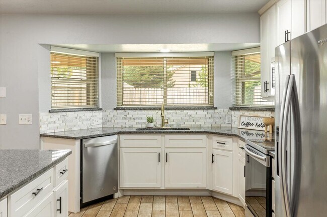 Building Photo - 2508 NE Turtle Creek Dr