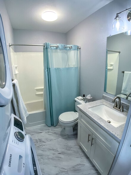Second bathroom off the living room with washer and dryer - 711 Wailepo Pl
