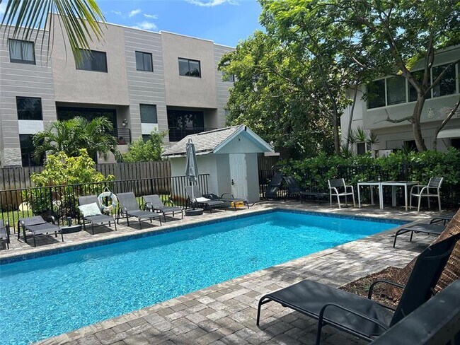 Building Photo - 820 NE 17th Ave