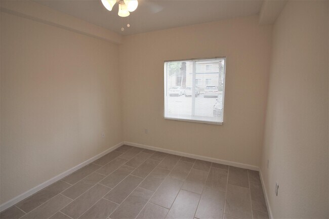 Building Photo - 1145 Golden Lakes Blvd