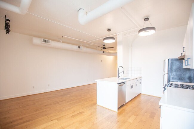 Building Photo - North Block Condo Available- Fully Remodeled Studio !