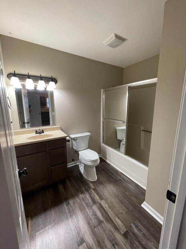 Building Photo - 1006 Northwood Dr