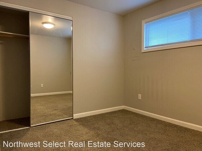 Building Photo - 420 E Sunset Way